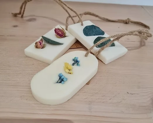 Pendentifs parfumés et décorés
